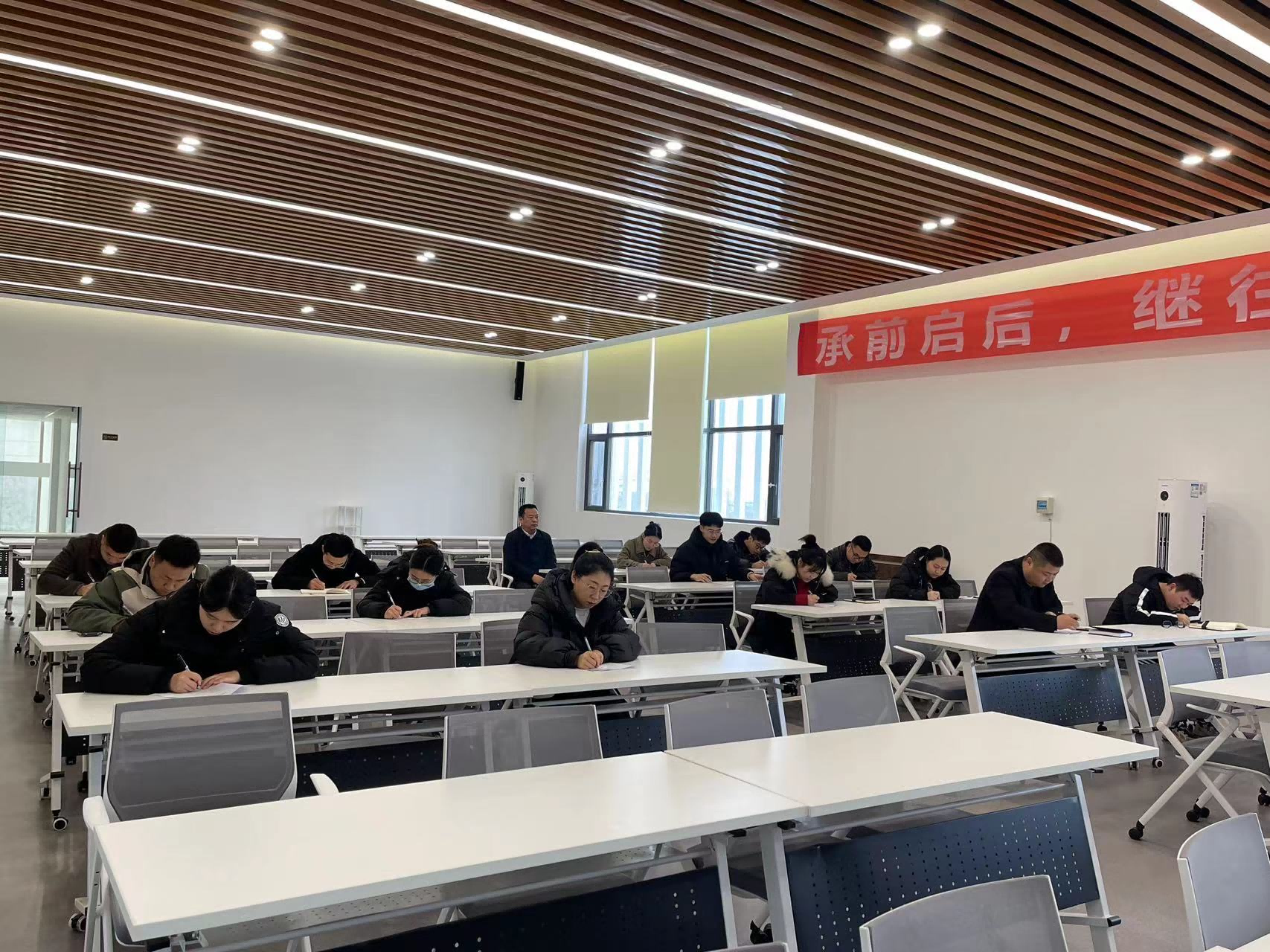 6597b258ba8a4.png 以考促学强本事 川繁猪、蜀芯猪公司组织开展营业知识考试(1).png