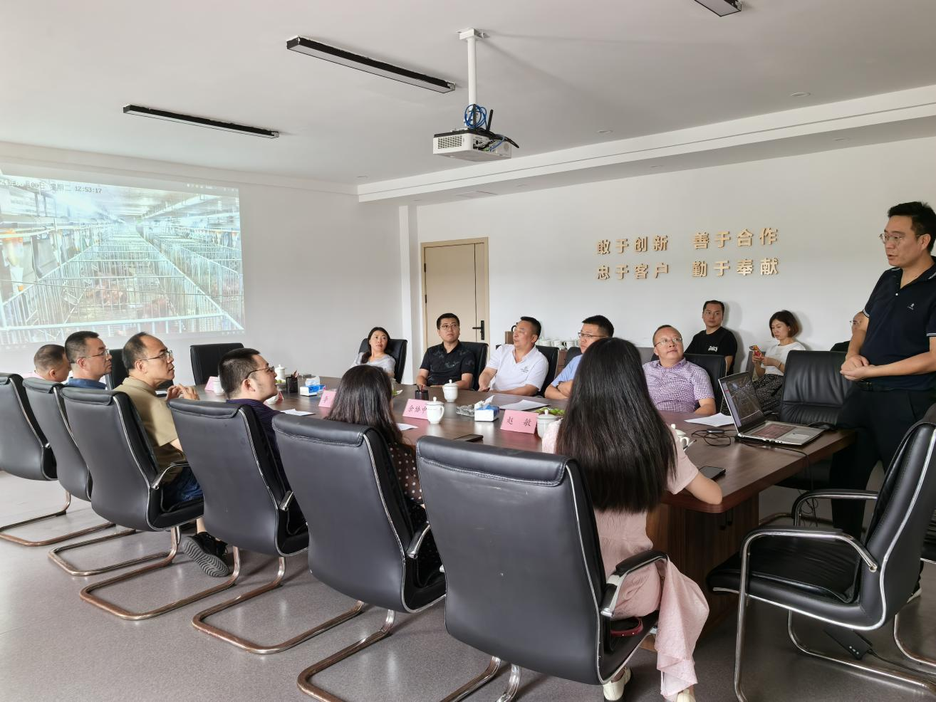 66b43e3fd4ca0.png 农业农村厅生猪种业生长调研组赴川繁猪公司调研生猪种业生长情形.png